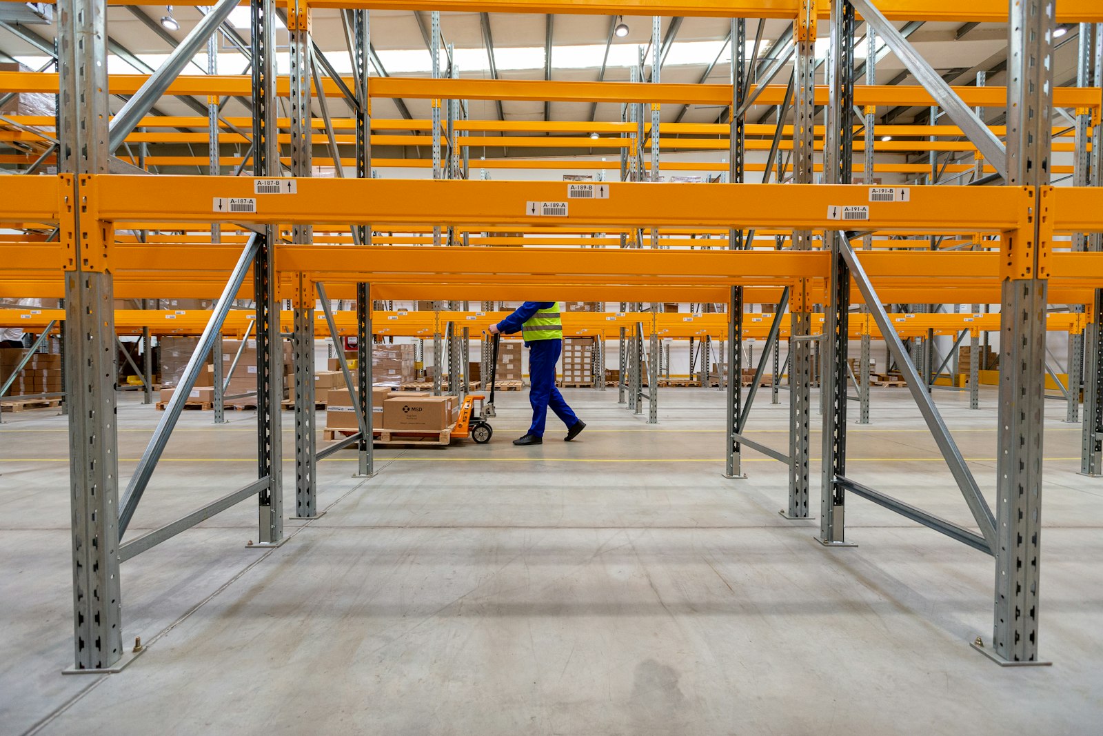Almacén industrial con estanterías