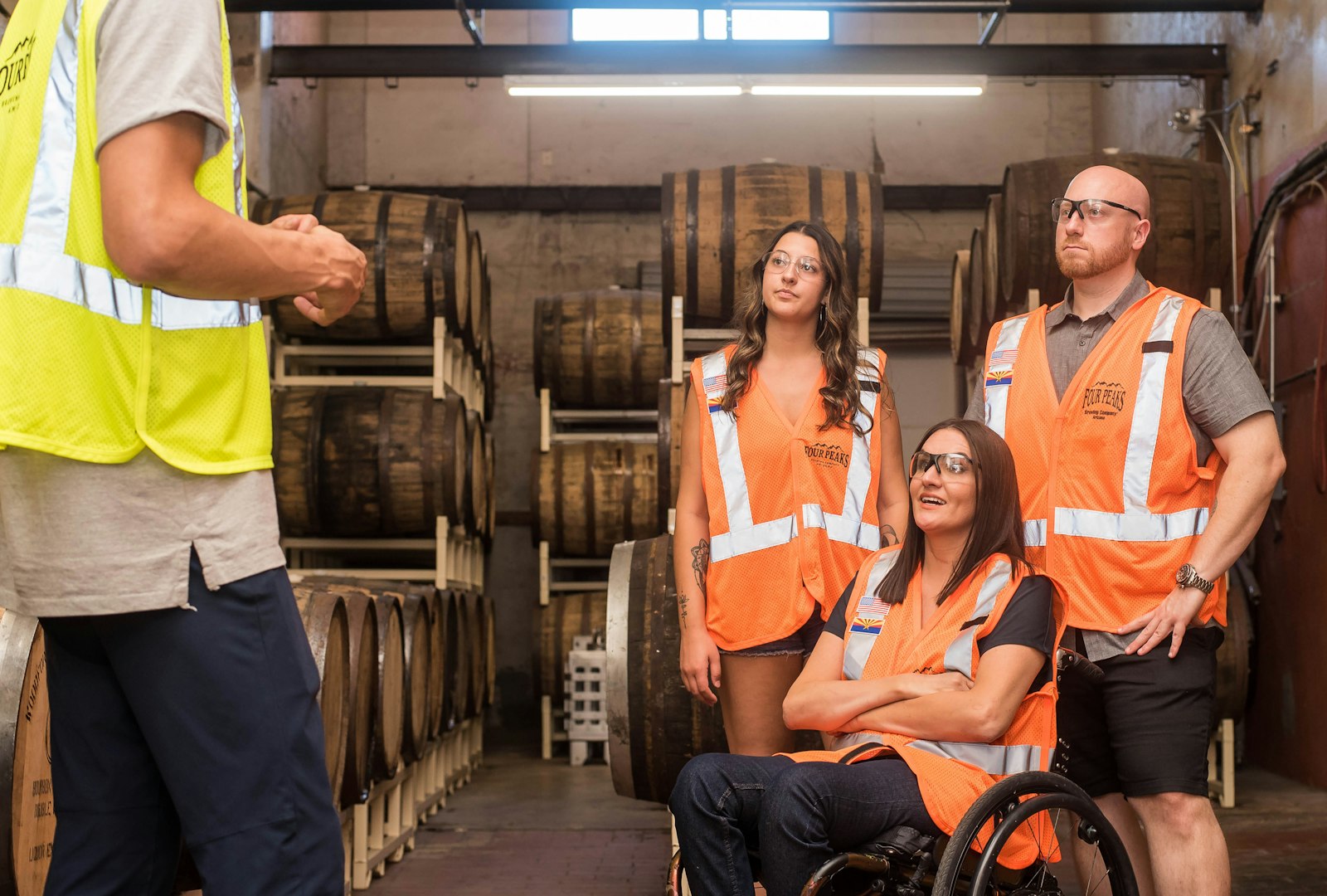 Equipo de trabajadores en una nave