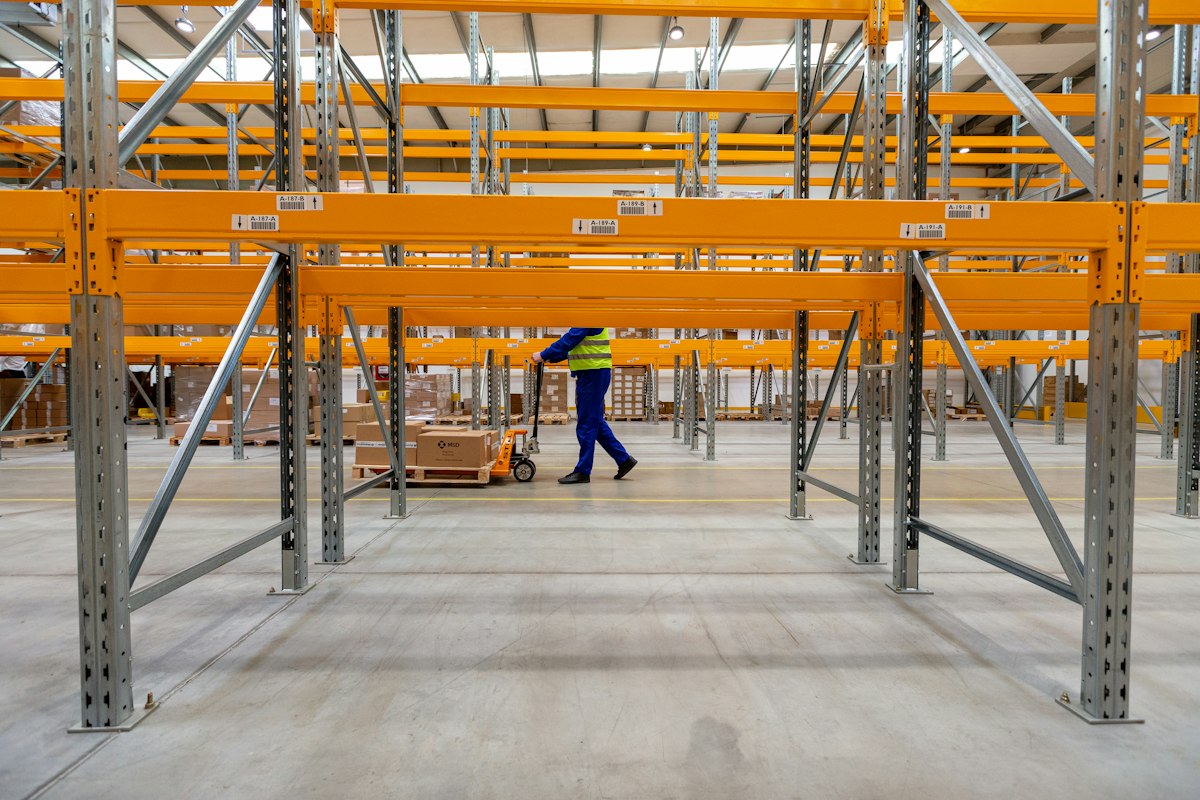 Almacén industrial con estanterías